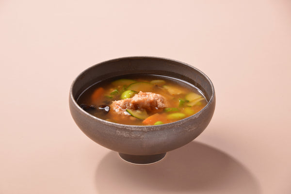 彩り野菜の辛うま鶏団子スープ